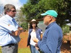 Gerente regional da Emater/RS-Ascar Geraldo Kasper e Larissa dos Reis com Élvio Siqueira