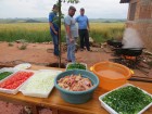 Delicioso arroz com galinha caipira é preparado por agricultores de Condor.