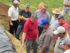 Diante de silo trincheira, Oldemar Weiller, instiga análise sensorial dos agricultores.