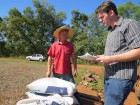 Engenheiro agrônomo Igor De Bearzi e agricultor Valdir Schreider