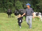 Agricultor de Condor com a filha, tranquilidade em meio aos animais.