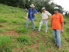 Oldemar Weiller e João Schommer, da Emater, com o proprietário Derli Fuck.