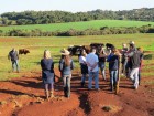 Grupo em visita a propriedade da família Hammes.